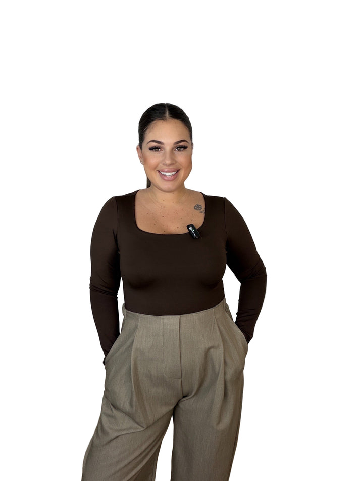 Body marrón con pantalón de pinzas beige